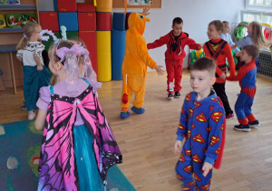 Dzieci z grupy III i IV podczas zabawy na sali gimnastycznej