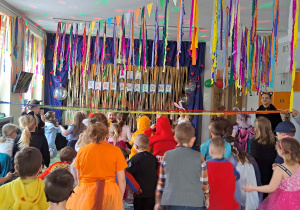 Dzieci z grupy III i IV podczas zabawy w przechodzenie pod liną