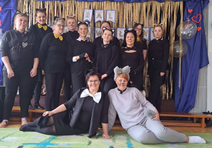 Kadra przedszkola przebrana za koty