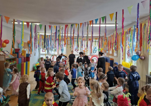 Dzieci z grupy I i II podczas zabawy na sali gimnastycznej