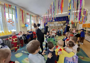 Dzieci z grupy I i II podczas zabawy na sali gimnastycznej