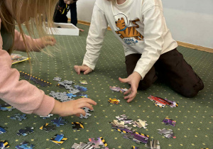 Dzieci podczas układania puzzli