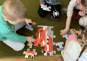 Dzieci podczas układania puzzli