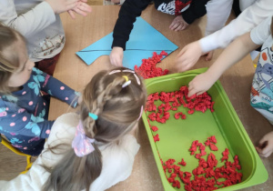 Dzieci wyklejają serce