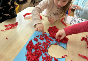 Dzieci wyklejają serce