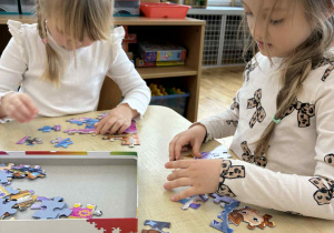 Dzieci podczas układania puzzli