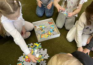 Dzieci podczas układania puzzli