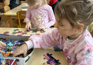 Dzieci podczas układania puzzli