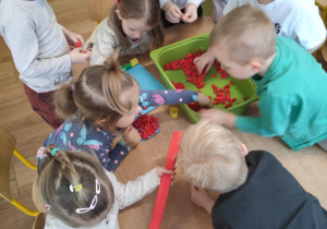 Dzieci wyklejają serce