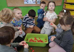 Dzieci wyklejają serce