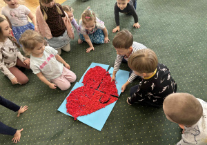 Dzieci układają serce