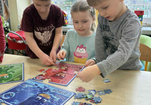 Dzieci podczas układania puzzli