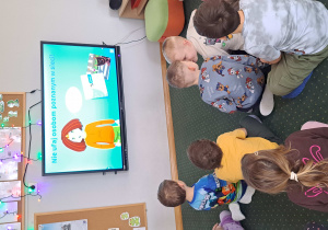 Dzieci oglądają film edukacyjny