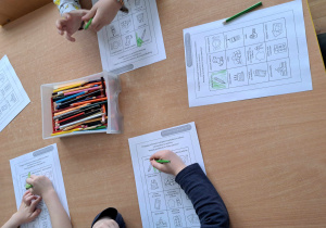 Dzieci kolorują obrazki