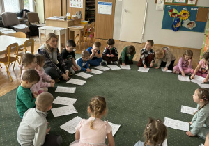 Dzieci słuchają o Internecie