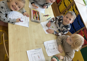 Dzieci kolorują obrazki