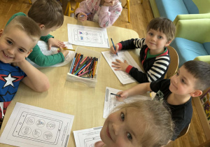 Dzieci kolorują obrazki