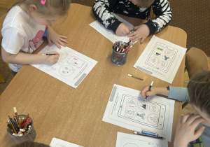 Dzieci kolorują obrazki