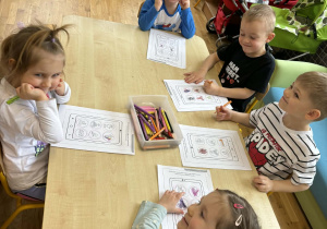 Dzieci kolorują obrazki