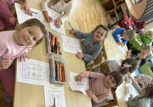 Dzieci kolorują obrazki