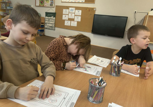 Dzieci kolorują obrazki