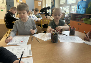 Dzieci kolorują obrazki