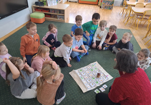 Dzieci rozwiązują kodowankę