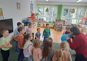 Dzieci ćwiczą nadmuchiwanie balonów