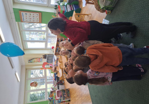 Dzieci dmuchają w balon