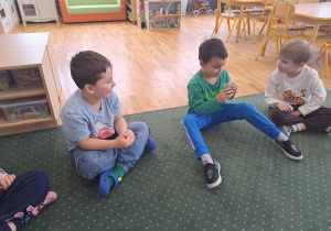 Dzieci poznają zapachy przypraw