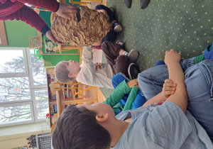 Dzieci za pomocą dotyku zgadują co jest w środku ula