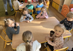 Dzieci z grupy I degustują koktajl