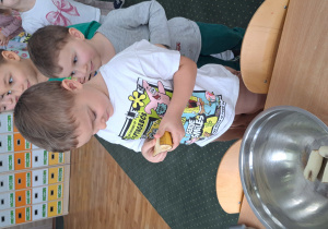 Chłopiec obiera banana