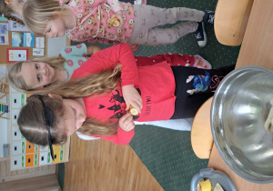 Dziewczynka obiera banana