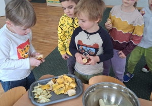 Chłopcy obierają banany