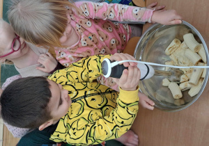 Chłopiec blenduje owoce