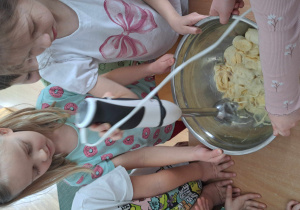 Dziewczynka blenduje owoce