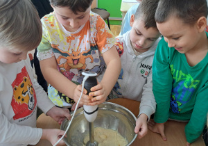 Chłopiec blenduje owoce