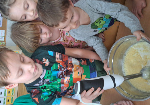 Chłopiec blenduje owoce