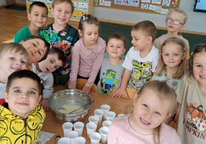 Dzieci z grupy III z miską koktajlu