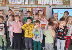 Dzieci z grupy III piją koktajl