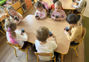 Dzieci z grupy I degustują koktajl