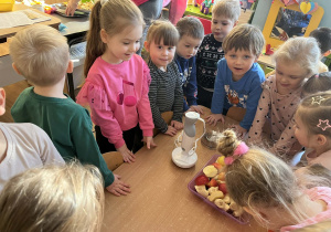 Dzieci z grupy I przy stole z owocami