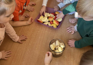 Dzieci z grupy I przy stole z owocami