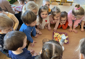 Dzieci z grupy I przy stole z owocami