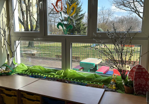 Doniczki dzieci stoją na parapecie