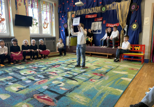 Chłopiec z tabliczką "Jak babcia poznała dziadka"