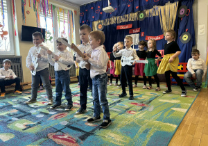 Chłopcy grają na gitarach