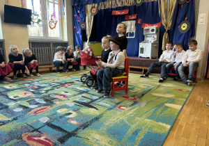 Dzieci jako babcia i dziadek z wózkiem