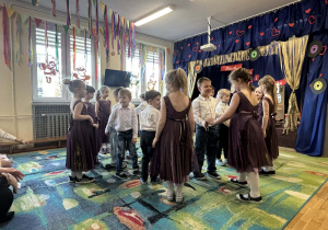 Dzieci tańczą w parach